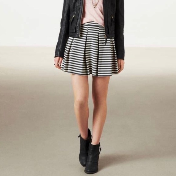 American Eagle Grey Pleated Pull On Circle Mini Skirt NEW Size: Medium - Picture 2 of 7